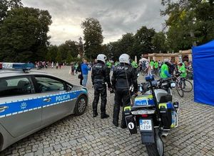policjanci, radiowóz i motocykle na festynie