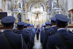 Mszą świętą odprawiona w kościele pw. Jana Chrzciciela w Janowie Lubelskim. Na zdjęciu widzimy kompanię honorową Komendy Wojewódzkiej Policji w Lublinie.