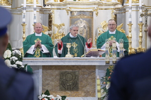 Nabożeństwo koncelebrowane przez biskupa sandomierski Krzysztof Nitkiewicz wraz z kapelanem Policji Lubelskiej.