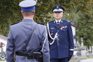 Komendant Wojewódzki Policji w Lublinie przyjmuje meldunek od dowódcy uroczystości na cmentarzu w Janowie Lubelskim.