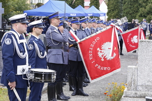 Na zdjęciu widzimy dwóch policjantów z orkiestry Komendy Głównej policji oraz kompanię honorową Komendy Wojewódzkiej Policji w Lublinie.