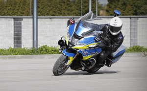 Policjant jedzie na motocyklu marki BMW.
