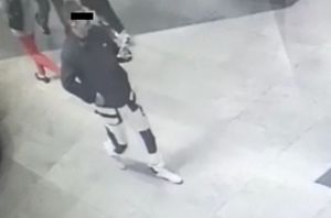 nagranie z monitoringu pokazujące idącego chodnikiem sprawcę kradzieży
