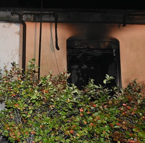 okno z widocznymi śladami pożaru