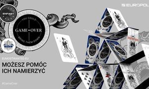 u góry po lewej stronie logo ENFAST i logo Policji. Poniżej rysunek z celownikiem i napis w języku angielskim Game over. Poniżej EUMOSTWANTED.EU Możesz pomóc ich namierzyć. Z prawej strony rozsypująca się talia kart, a nad nią logo Europolu.