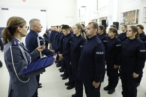 Komendant Wojewódzki w Lublinie wręcza odznaki policyjne.