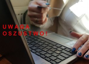 laptop i czerwony napis Uwaga oszustwo