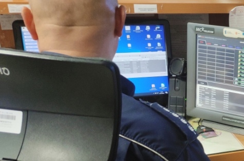 dyżurny policji przed komputerem