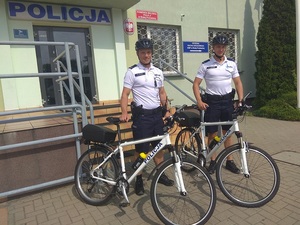 Patrol rowerowy przed budynkiem komendy