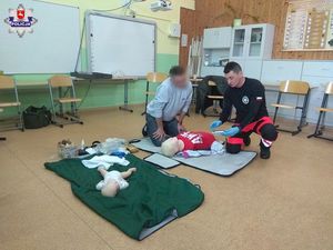 wykładowca z pierwszej pomocy przedmedycznej oraz mężczyzna uczestniczący w ćwiczeniu