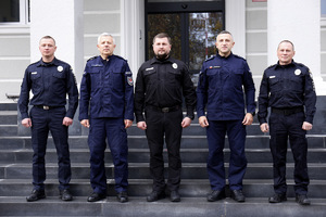 Wspólne zdjęcie delegacji przed komendą wojewódzka Policji w Lublinie