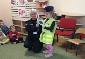 policjantka podczas spotkania z przedszkolakami