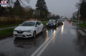 wypadek z udziałem pieszej na pasach i pojazdu osobowego