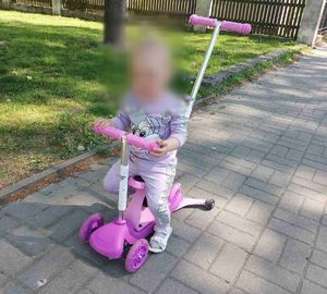 2letnia dziewczynka na różowej hulajnodze