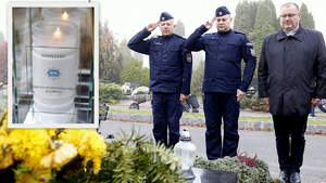 Zdjęcie przedstawia Komendant Wojewódzkiego Policji w Lublinie nadinsp. Artura Bieleckiego w asyście podinsp. Tomasza Gila Komendanta Miejskiego Policji w Lublinie, Kapelana Lubelskiej Policji ks. Bogdana Zagórskiego w chwili oddawania honoru na grobie byłego Komendanta Wojewódzkiego Policji w Lublinie inspektora Arnolda Superczyńskiego.
