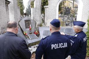 Na cmentarzu komunalno-wojskowym pod symboliczną Mogiłą Katyńską oddano hołd poległym podczas wojny funkcjonariuszom.