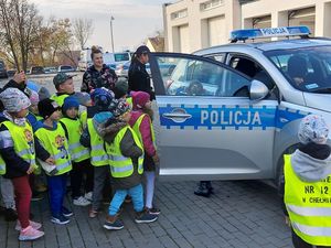 policjanci i przedszkolaki