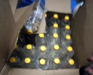 butelki z nielegalnym alkoholem w samochodzie