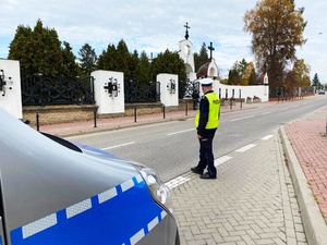 policjant przy ulicy w okolicy cmentarza