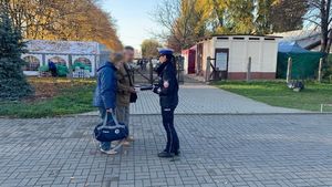 policjanci rozdają odblaski pod cmentarzem