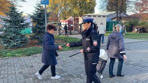 policjantka rozdaje odblaski pod cmentarzem