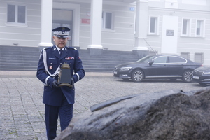 Komendant Wojewódzki Policji w Lublinie składa znicz pod pomnikiem funkcjonariuszy Policji Państwowej pomordowanych w Miednoje i innych miejscach w czasie drugiej wojny światowej.