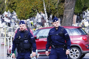 policjanci przy cmentarzu