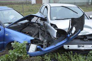 uszkodzone samochody Opel i Volkswagen