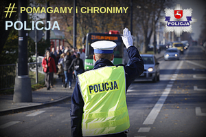 Policjant reguluje ruchem na jednej z ulic Lublina.