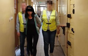 Policjanci z zatrzymaną kobietą.