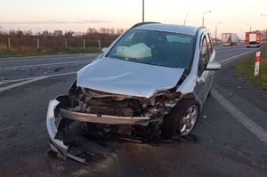 Opel Zafira z uszkodzonym przodem stoi na jezdni