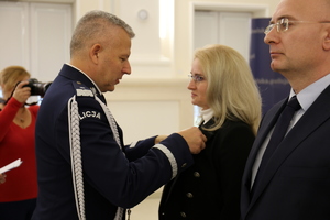 Komendant Wojewódzki wręcza medal