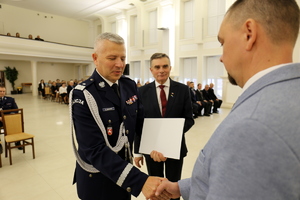 Komendant Wojewódzki wręcza medal