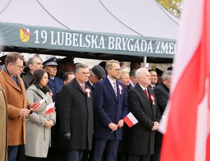 uczestnicy uroczystości na placu litewskim