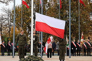 podnoszenie flagi na maszt przez żołnierzy