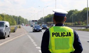 policjant stojący na drodze