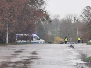 radiowóz i policjanci na drodze