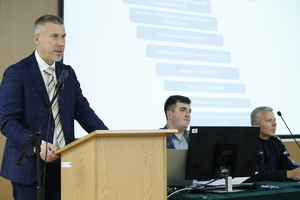 wykład na Katolickim Uniwersytecie Lubelskim z udziałem policjantów. Przemowa pracownika KUL