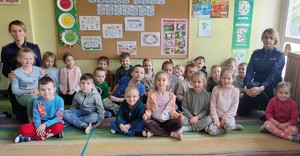 wspólne zdjęcie dzieci z przedszkolakami