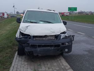 VW Transporter z uszkodzeniami przedniej częsci stoi na jezdni