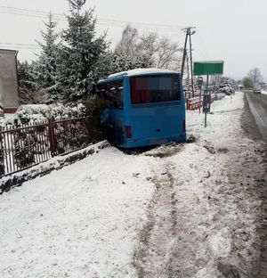 Autobus po kolizji, który uderzył w płot na ośnieżonej drodze