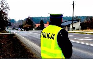 policjant drogówki stoi na drodze