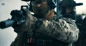 polski policjant Biura Operacji Antyterrorystycznych w akcji z bronią palną