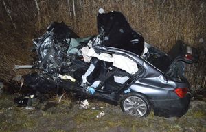 roztrzaskane BMW w polu po wypadku w Brzeźnie