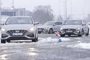 pojazdy na torze manewrowym podczas ćwiczeń