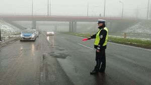 policjant na drodze podczas akcji Alkohol i Narkotyki