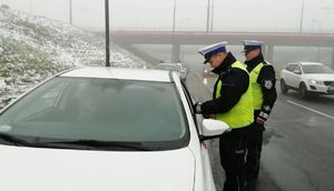 policjanci kontrolują kierującego  na drodze podczas akcji Alkohol i Narkotyki