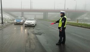 policjant na drodze podczas akcji Alkohol i Narkotyki