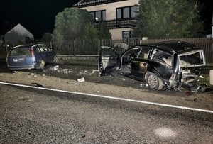 miejsce wypadku drogowego i uszkodzone samochody Ford i Volkswagen
