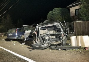 uszkodzone samochody Ford i Volkswagen na miejscu wypadku drogowego